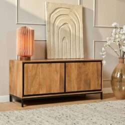 Elegante houten dressoir van Mokana meubelen met zwarte metalen poten, perfect voor een modern interieur.