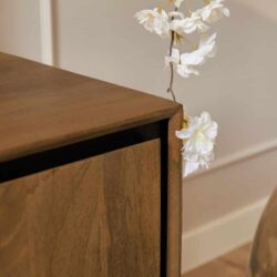 Eiken houten meubel met witte kunstbloemen, stijlvolle woonaccessoires, meubel design, mooie afwerking, modern interieur.