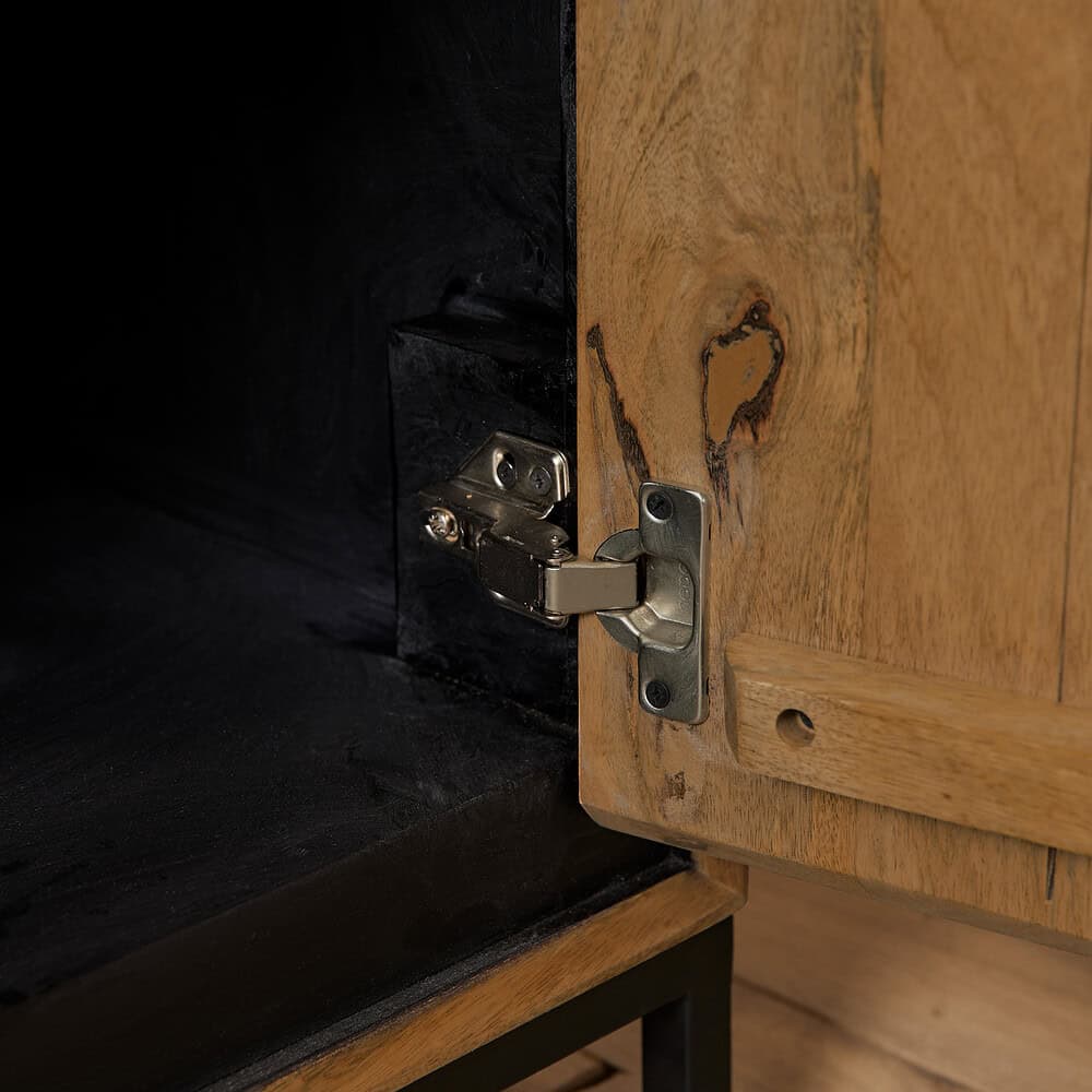 Robuuste kastdeursluiting bevestiging voor houten meubelen, vakmanschap en kwaliteit.