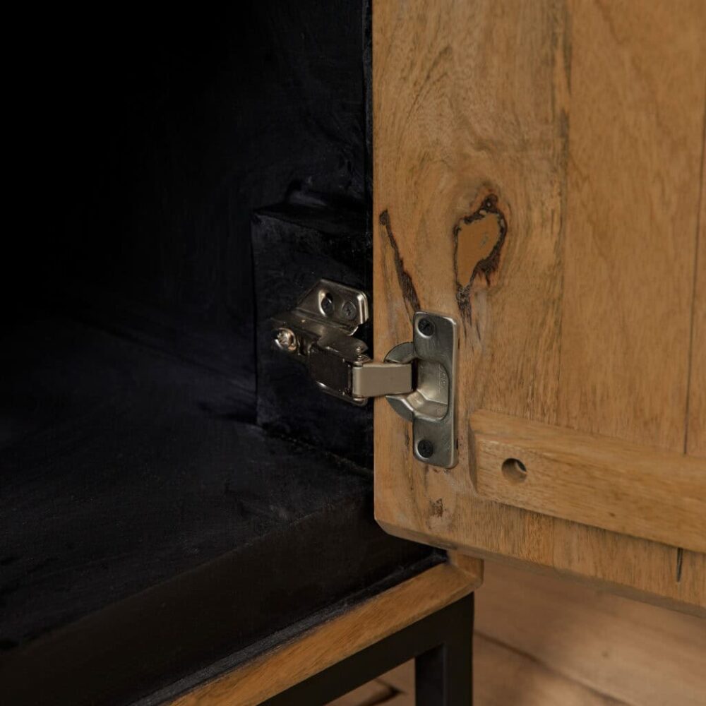 Robuuste kastdeursluiting met metalen scharnier voor hoogwaardige houten meubels, geschikt voor maatwerk en ambachtelijke keukens.