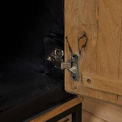 Robuuste kastdeursluiting bevestiging voor houten meubelen, vakmanschap en kwaliteit.