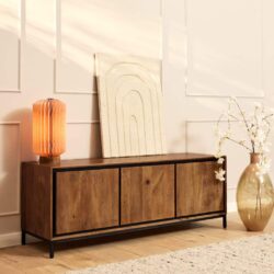 Industriële houten dressoir met zwarte metalen frame, modern interieur, eigentijds meubels, natuurlijke houttextuur, stijlvolle woonaccessoires, Scandinavisch design, op maat gemaakte meubelen, woninginrichting, Mokana meubelen, woonkamer meubelstuk.