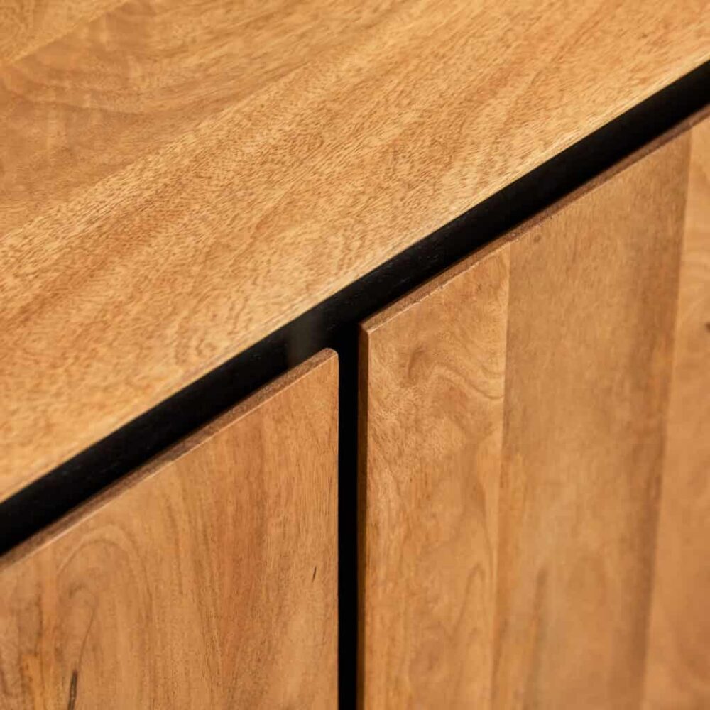 Vrijstaande eikenhouten meubelstukken, hoogwaardige afwerking en vakmanschap, perfect voor landelijke en moderne interieurs.