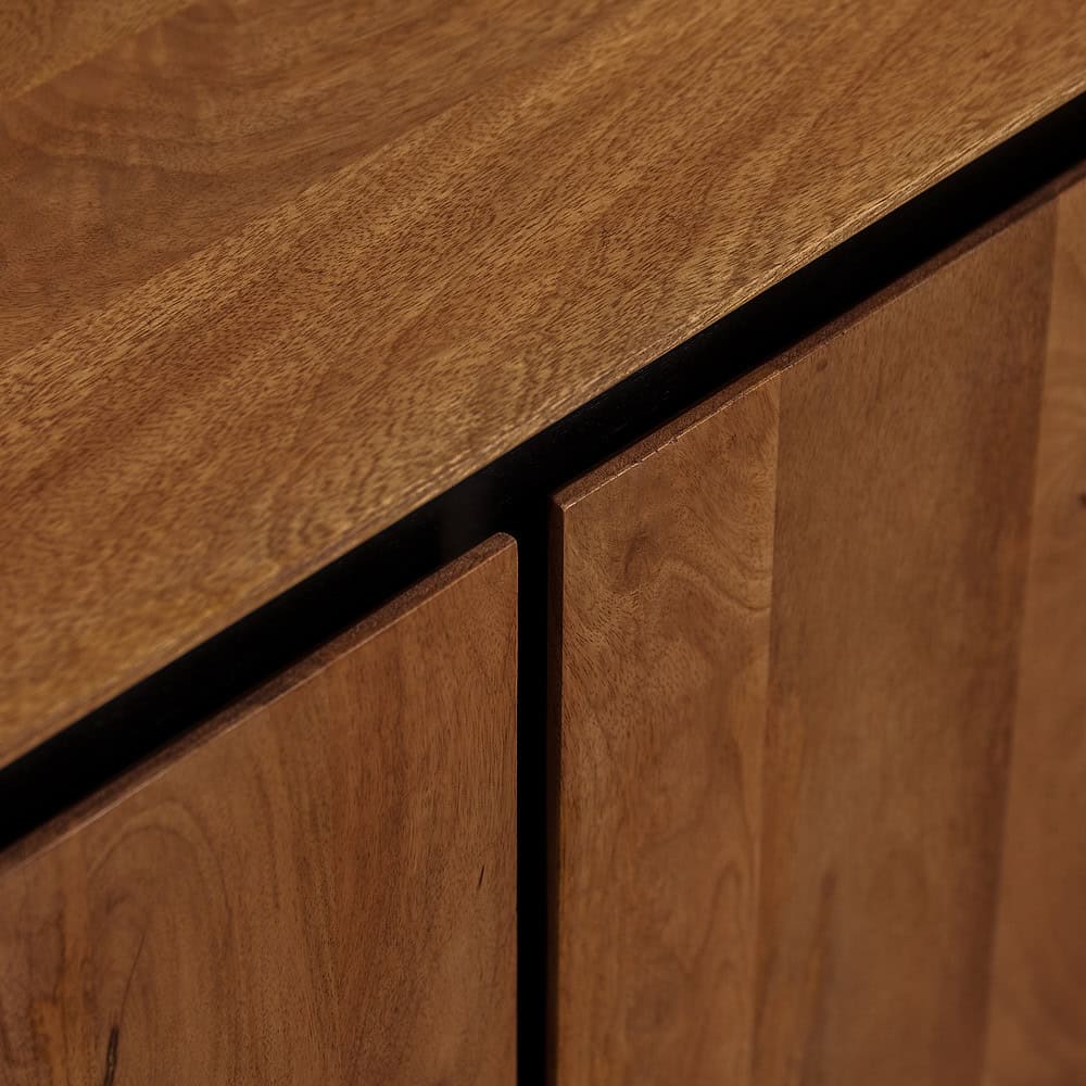 Elegante houten meubelafwerking, stijlvol en hoogwaardig vakmanschap. Perfect voor moderne en tijdloze interieurs door het gebruik van natuurlijke houtmaterialen.