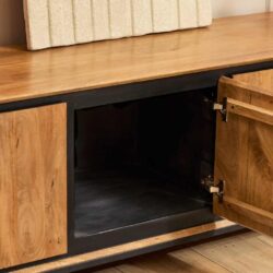 Houten dressoir met zwart metalen frame en open deurtjes, moderne meubelstijl, perfect voor woonkamer of eetkamer, handgemaakt vakmanschap van Mokana Meubelen.