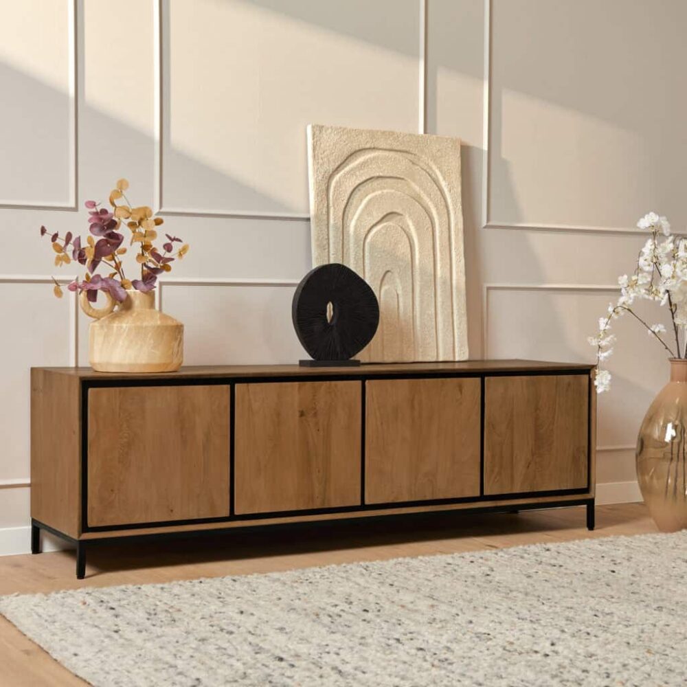 Elegante houten dressoir met zwarte rand, modern design, perfect voor woonkamer of eetkamer, afgewerkt met decoratieve vazen en sculpturen voor een stijlvolle uitstraling.
