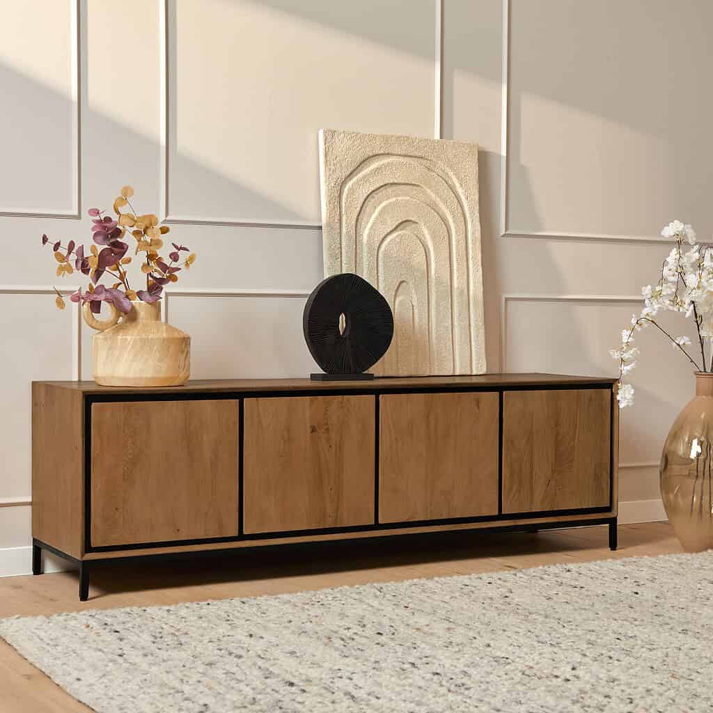 Vanitastijl houten meubel met zwarte details en decoratieve accessoires voor moderne interieurdesigns.