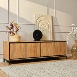 Ladekast van massief eikenhout met zwart metalen details, stijlvolle en functionele opbergruimte, perfect voor een woonkamer of hal.