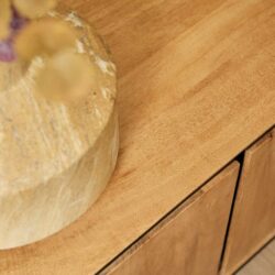Massief houten meubel met natuurlijke afwerking, prachtige houtstructuur en strakke afwerking, perfect voor een warme en gezellige sfeer in huis.