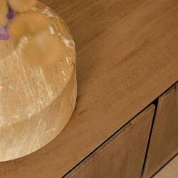 Warm houten meubel met natuurlijke afwerking en elegant design, ideaal voor moderne interieurs.