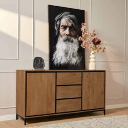 Stoere houten dressoir met zwart metalen frame, perfect voor woonkamer of hal. Kunstwerk, vaas met bloemen en klok decoreren de moderne inrichting.