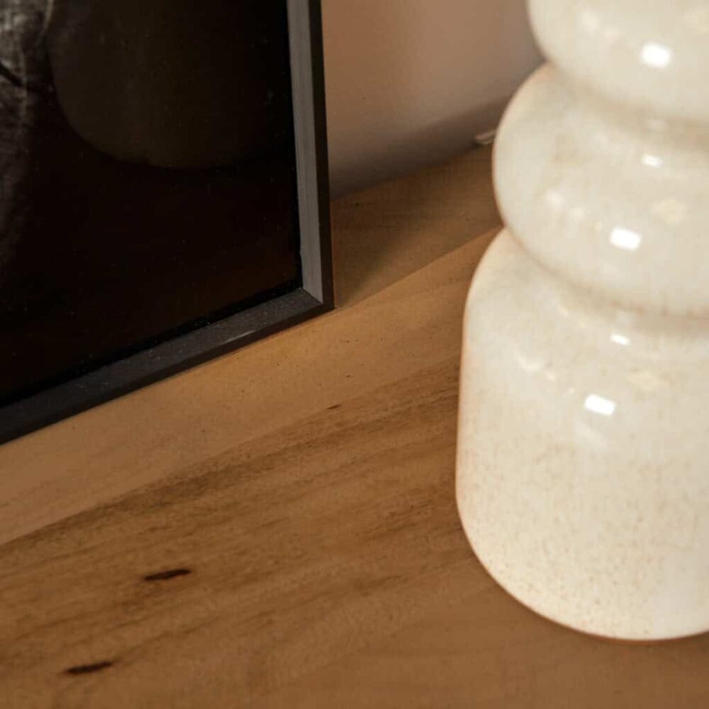 Energie: meubel van massief hout en een kast met spiegelglazen deur voor een elegante uitstraling, perfect voor moderne woonruimtes bij Mokana Meubelen, specialist in duurzame en stijlvolle living designs.