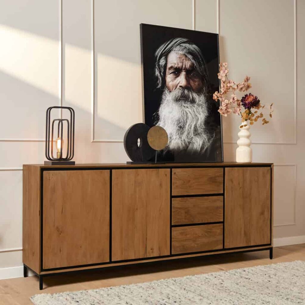 Chique houten tv-meubel met drie deuren en vier laden, modern design voor woonkamer, gemaakt door Mokana Meubelen.