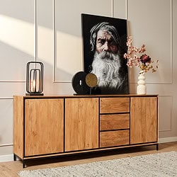 Robuuste houten sideboard met zwart metalen frame, perfect voor een moderne of Scandinavische woonkamer, voorzien van stijlvolle decoraties en een opvallend portret als eyecatcher.