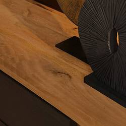 Elegante houten salontafel met uniek zwart decoratief element, perfect voor modern interieur.