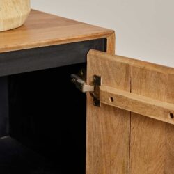 Eiken hout meubel met moderne, landelijke uitstraling, prachtig afgewerkt en duurzaam vervaardigd door Mokana Meubelen.
