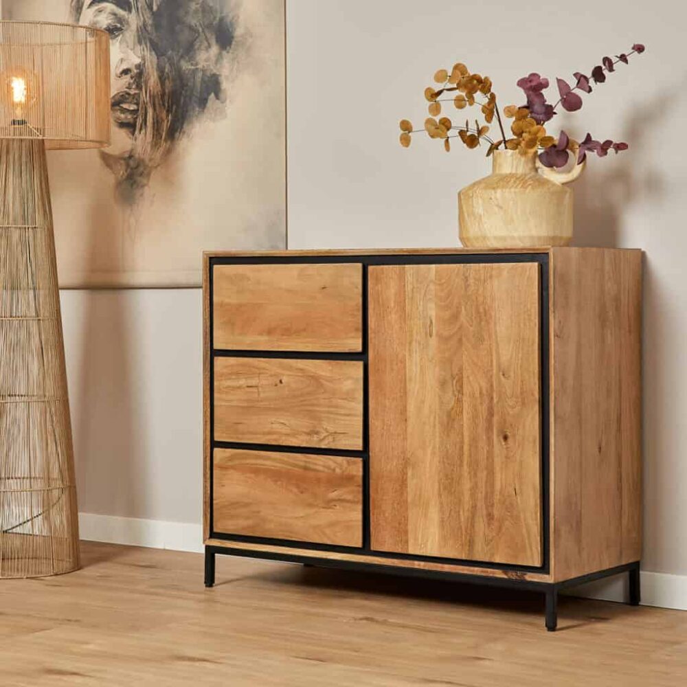 Strak houten dressoir met zwart metalen frame, vier lades en een kast, perfect voor een modern interieur en opbergoplossingen in huis.
