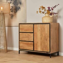Strak houten dressoir met zwart metalen frame, vier lades en een kast, perfect voor een modern interieur en opbergoplossingen in huis.
