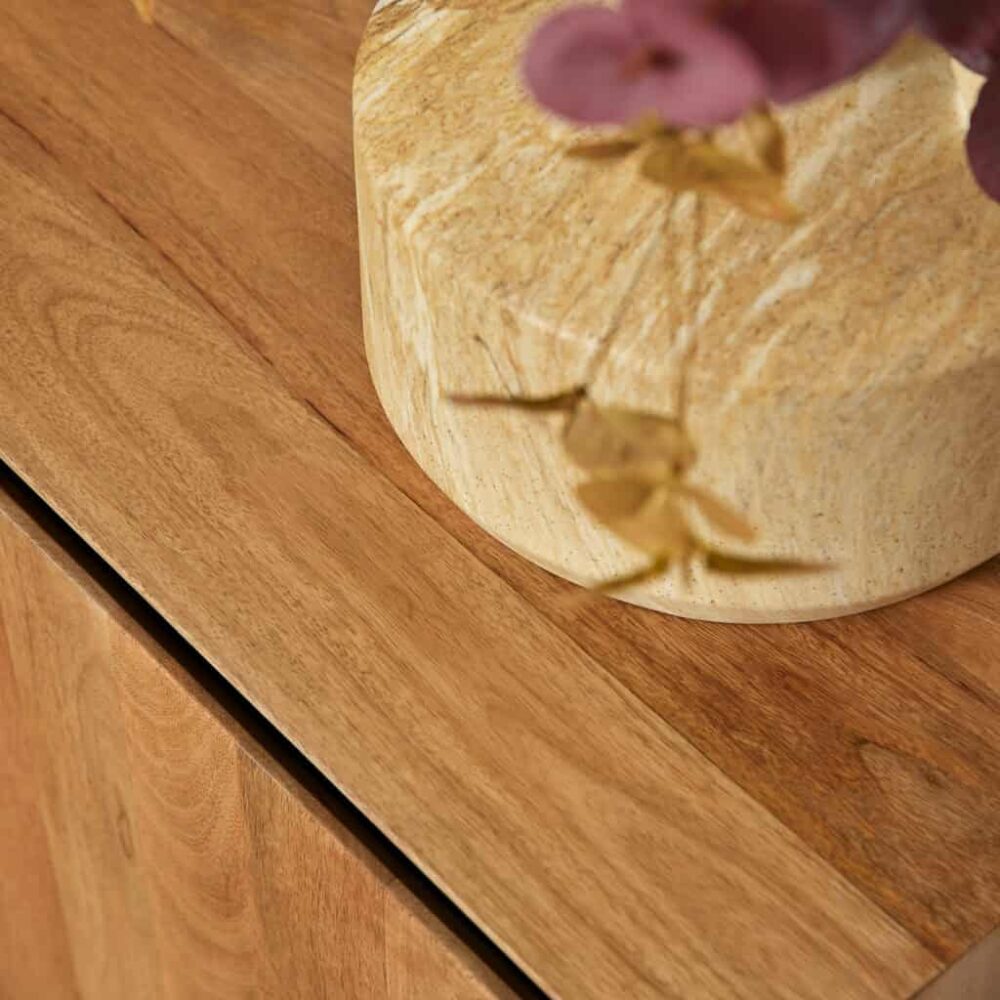 Kunstmatige natuursteen vaas op houten dressoir, modern landelijk interieur design, handcrafted meubelen, natuurlijke materialen en warme kleuren, stijlvolle woonkamer decoratie, hoogwaardige Mokana meubels.