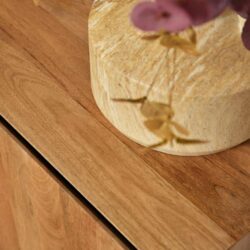Kunstmatige natuursteen vaas op houten dressoir, modern landelijk interieur design, handcrafted meubelen, natuurlijke materialen en warme kleuren, stijlvolle woonkamer decoratie, hoogwaardige Mokana meubels.