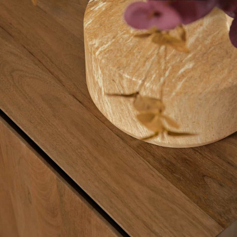 Natuurlijke houten meubelen van Mokana Meubelen, met warme uitstraling en hoogwaardige afwerking voor een tijdloze uitstraling. Perfect voor elk interieur, maatwerk mogelijk.