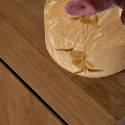 Natuurlijke houten meubelen van Mokana Meubelen, met warme uitstraling en hoogwaardige afwerking voor een tijdloze uitstraling. Perfect voor elk interieur, maatwerk mogelijk.