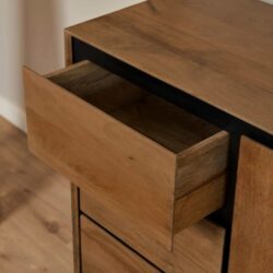 Rustieke houten ladekast met zwart metalen frame, modern en functioneel design.