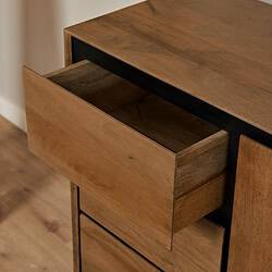 Robuuste houten commode met open lade en messingleuze afwerking, houten meubelstukken van Mokana Meubelen, perfect voor een warme en natuurlijke uitstraling in elke woonkamer of slaapkamer.