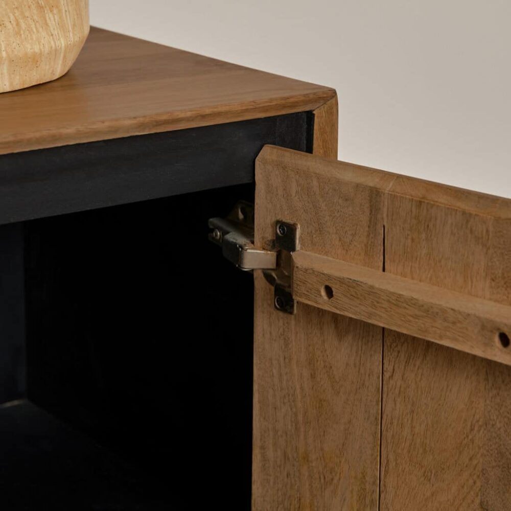 Eiken houten meubel met open kastdeur, vakmanschap en natuurlijke uitstraling, ideaal voor een stijlvolle woonkamer of kantoor.