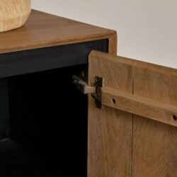 Eiken houten meubel met open kastdeur, vakmanschap en natuurlijke uitstraling, ideaal voor een stijlvolle woonkamer of kantoor.
