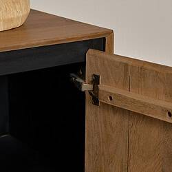 Massief houten meubel met deur en scharnier, natuurlijke uitstraling, vintage stijl en ambachtelijke afwerking. Perfect voor moderne woningen, op maat gemaakt door Mokana Meubelen.