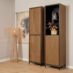 Houten kast met zwart interieur, stijlvolle meubelstukken, modern design, woonkamer inrichting, natuurlijke materialen, botanische decoratie, elegant meubilair, Scandinavisch interieur, duurzaam houtgebruik.