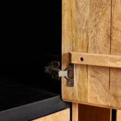 Robuuste houten meubelkast met metalen scharnier en sluiting, ambachtelijk vakmanschap, natuurlijke houtafwerking, perfect voor een warme en stijlvolle woon- of kantoorruimte, maatwerk meubels van Mokana Meubelen.