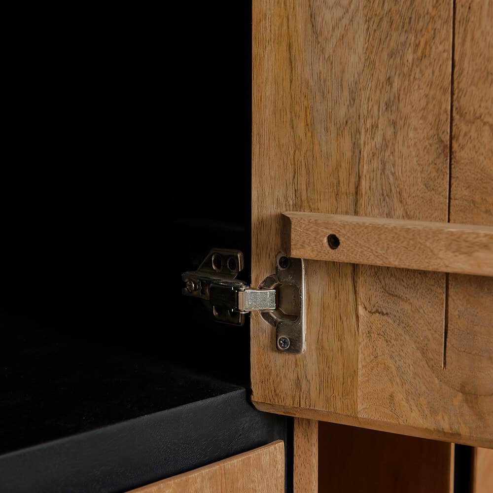 Elegante houten meubel met sluitmechanisme, perfect voor warme en natuurlijke interieurstijlen, vervaardigd door Mokana Meubelen voor duurzame kwaliteit.