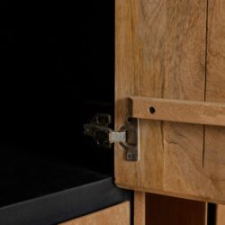 Houtfineer meubel met verborgen nismaat en metalen scharnier voor een strakke en praktische afwerking. Perfect voor maatwerk houten meubels met een moderne uitstraling.