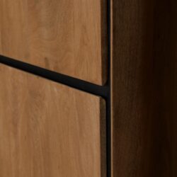 Strak geoliede houten kast met zwarte metallijnen, modern en strak ontwerp, hoge kwaliteit meubelstuk, passend voor eigentijdse interieurdecoratie.