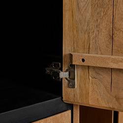 Eikenhouten kast met zwarte binnenkant en metalen scharnieren, modern meubel ontwerp.