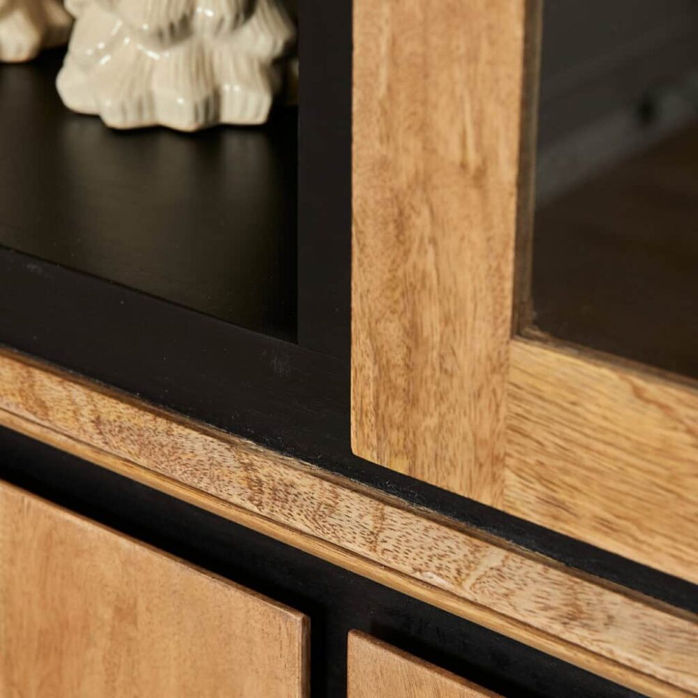 Houten meubel met zwart details en glazen deur, handgemaakt, stijlvolle en duurzame afwerking voor moderne woonkamers.