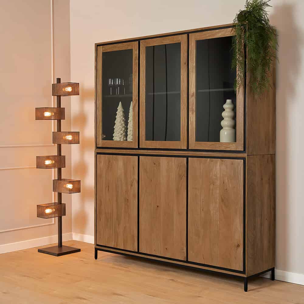 Eikenhouten vitrinekast met zwarte metalen details, passend in modern en landelijke interieurs, voor stijlvolle opbergruimte en decoratie.