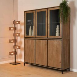 Natuurlijke houten vitrinekast met zwarte metalen accenten, ideaal voor modern interieur.
