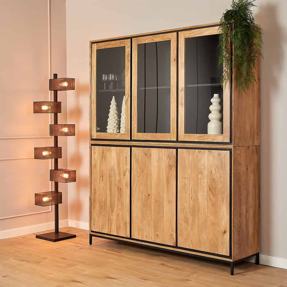 Stijlvolle houten vitrine van Mokana Meubelen met glazen deuren, mooi decoratief met keramische kerstbomen en vazen, perfect voor modern interieur en opbergruimte.