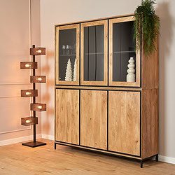 Stijlvolle houten vitrine van Mokana Meubelen met glazen deuren, mooi decoratief met keramische kerstbomen en vazen, perfect voor modern interieur en opbergruimte.