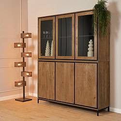 Eikenhouten vitrinekast met zwarte metalen details, passend in modern en landelijke interieurs, voor stijlvolle opbergruimte en decoratie.