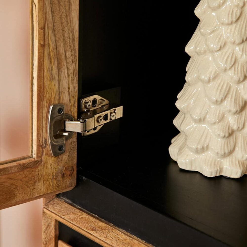 Gemonteerde kastdeur met retro scharnier en houten omlijsting, decoratief witte keramieken kerstboom op zwarte plank, stijlvolle houten meubeldecoratie van Mokana Meubelen.