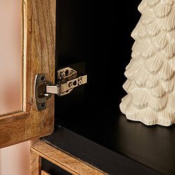 Deur met scharnier en krasvrije afwerking naast een decoratieve keramieken vaas op zwart meubel. Perfect voor een stijlvolle en functionele woonruimte met hoogwaardige meubelkeuzes.