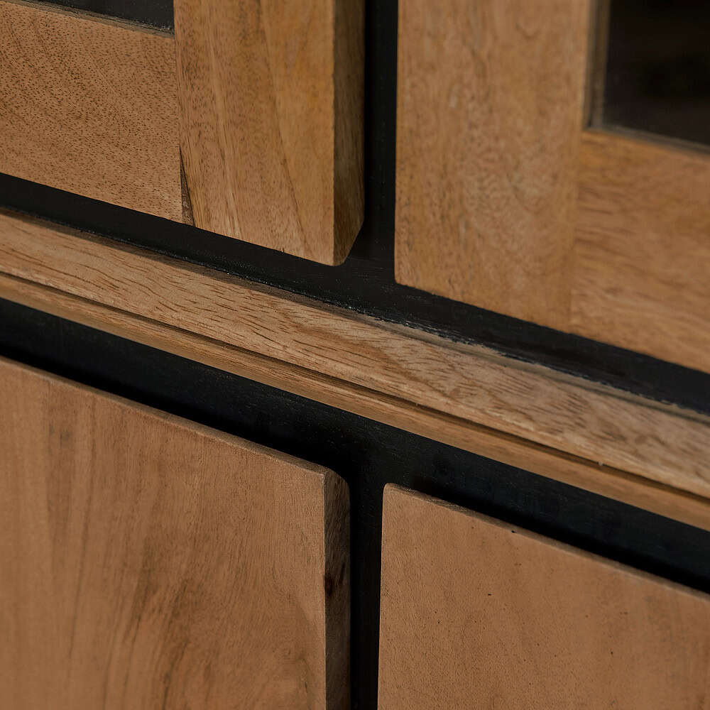 Elegante houten meubel detail met zwarte metalen accenten, handscheinend ambachtelijk gemaakt, perfect voor moderne interieurdesigns.