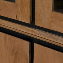Warm houten meubeldetails met zwart metalen accenten, modern design, duurzame afwerking, natuurlijke uitstraling, perfect voor een stijlvolle woonkamer of kantoor.
