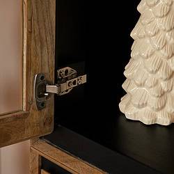 Hoogwaardige houten meubelkast met scharnier en decoratieve vaas, Mokana Meubelen.