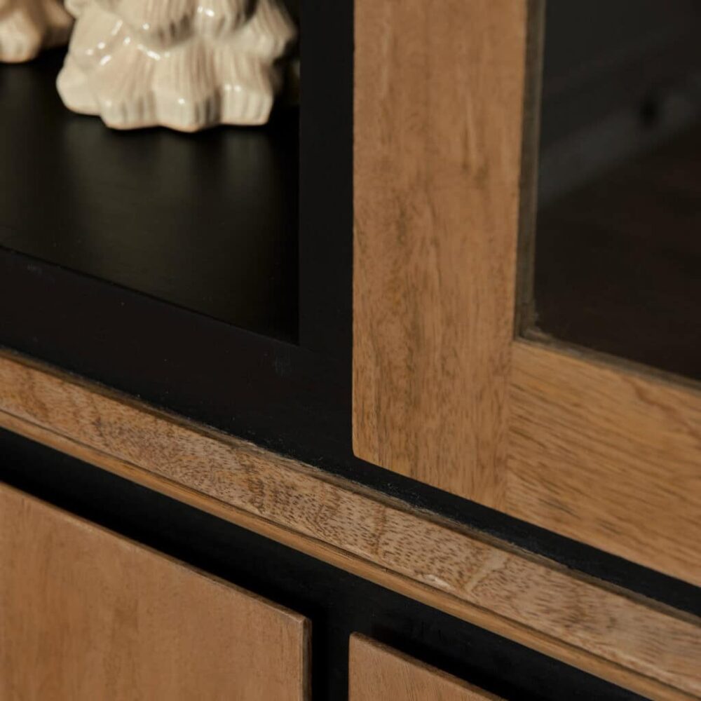 Eikenhouten meubel met zwart accenten en glazen deur, handgemaakt vakmanschap, moderne landelijke stijl, tijdloos design voor woonkamer of keuken inrichting.