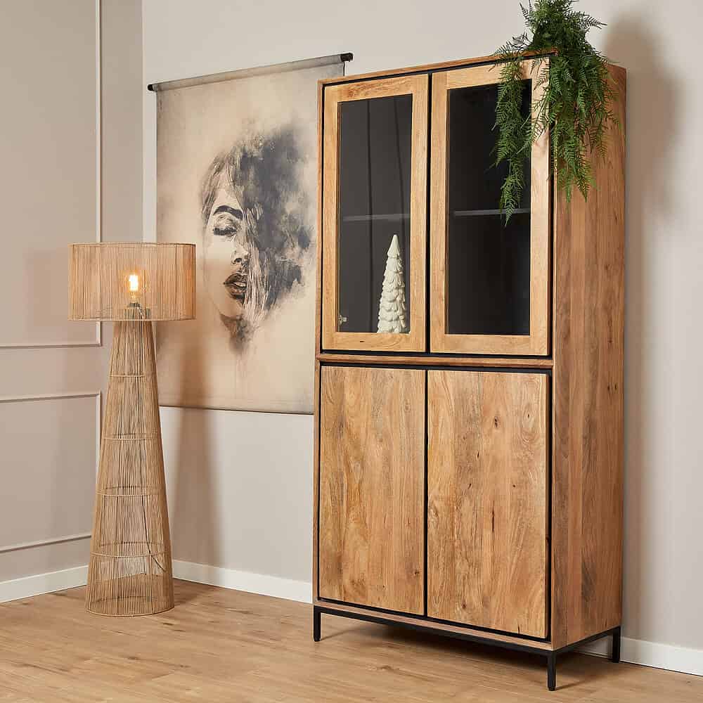 Natuurlijke houten roede kast met glazen deurtjes en zwarte metalen onderkant, ideaal voor moderne interieurs.